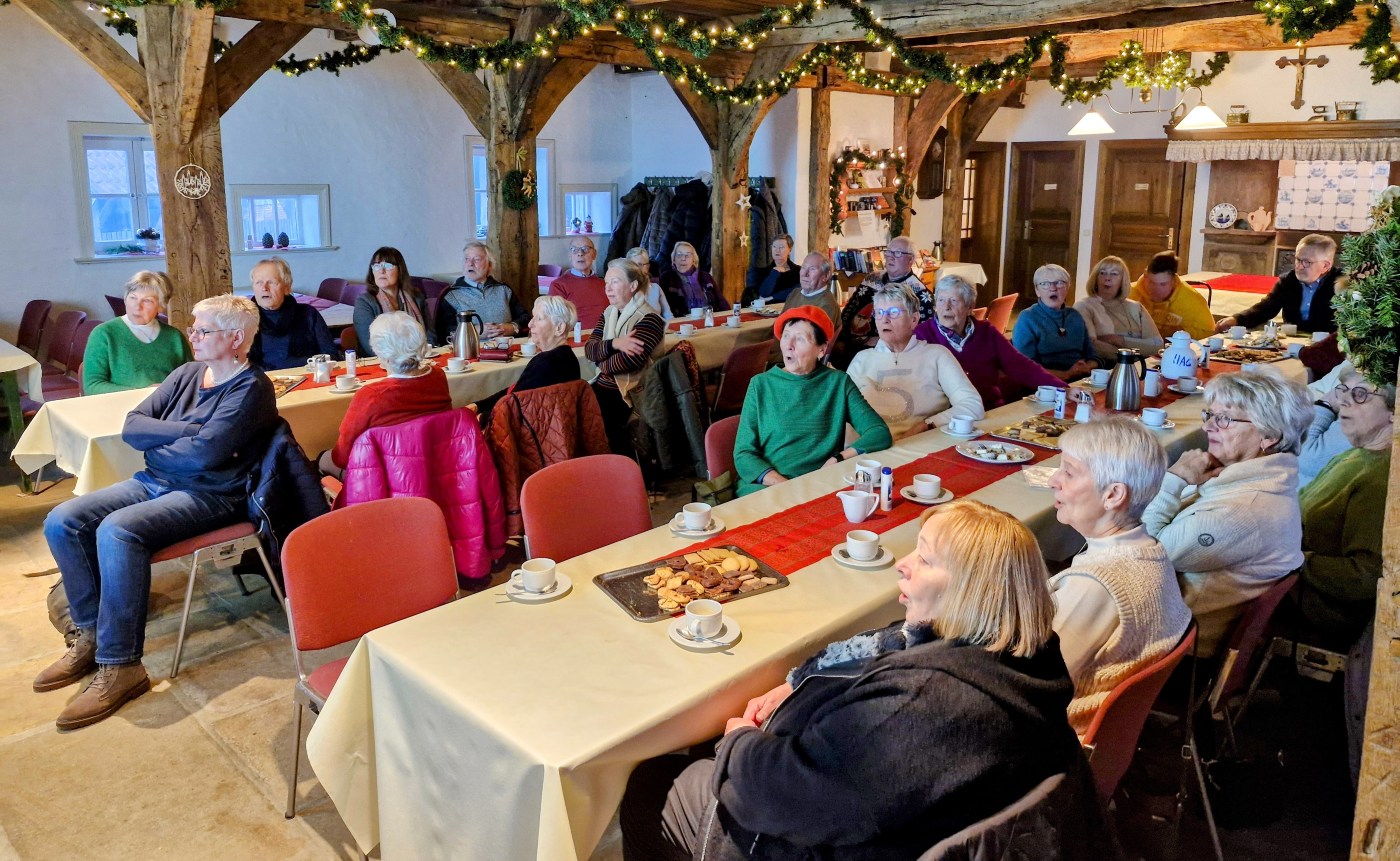 Rund 40 Besucherinnen und Besucher folgten der Einladung zum gemeinsamen Singen und genossen bei Kaffee und Plätzchen die festliche Atmosphäre im weihnachtlich geschmückten Heimathaus.