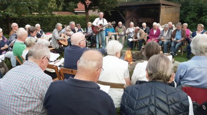 Singen am Lagerfeuer