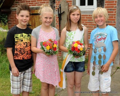 Leon Hoefs und Helen Gude letztjähriges Königspaares gratulierten und übergaben die Regentschaft an Lynn Bülter und Lean Blome.(v.l.n.r.)