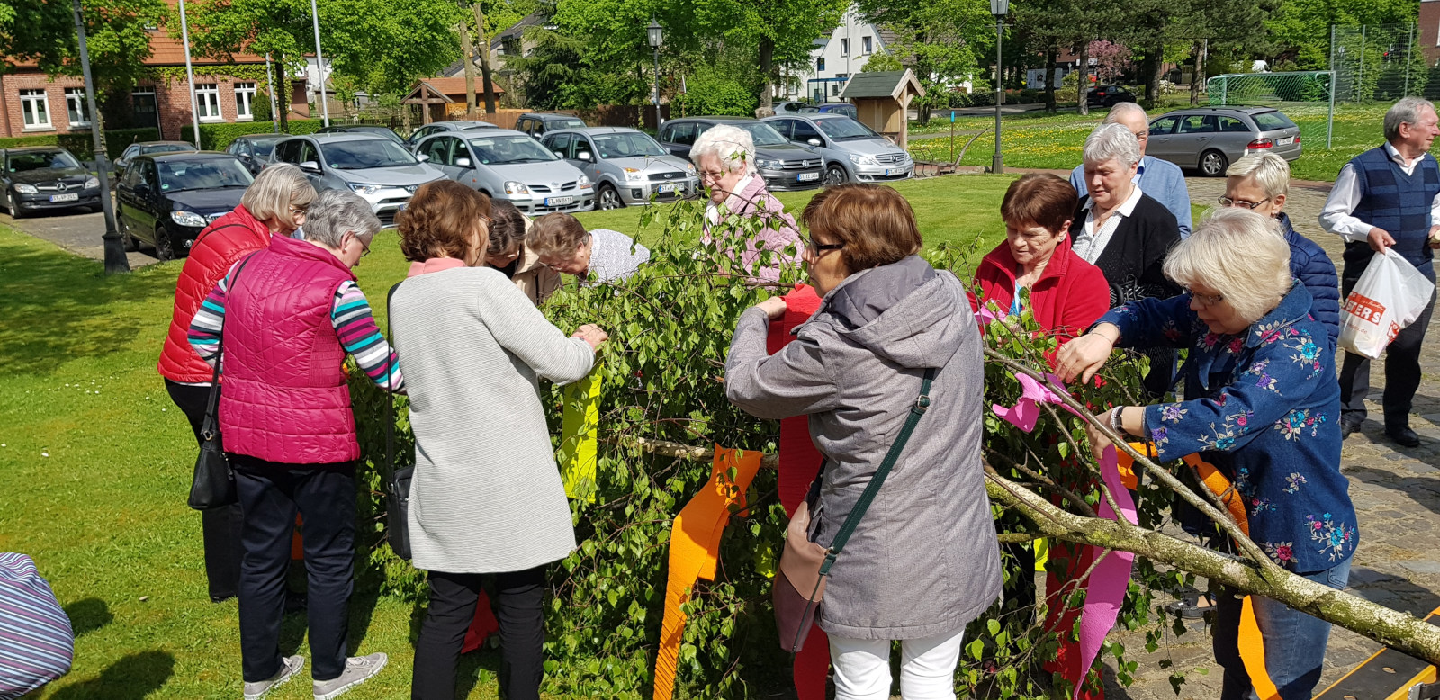 Frühlingssingen und Maibaumaufstellen